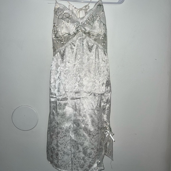 Silky Cut out dress - Picture 2 of 10